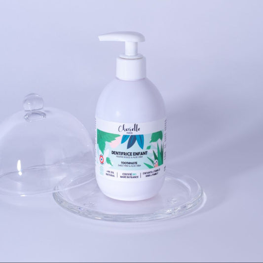 Flacon de dentifrice menthe aloe , certifié bio , adapté aux enfants.et fabriqué en France . Formule  certifiée bio , eco responsable, adapté au enfants
