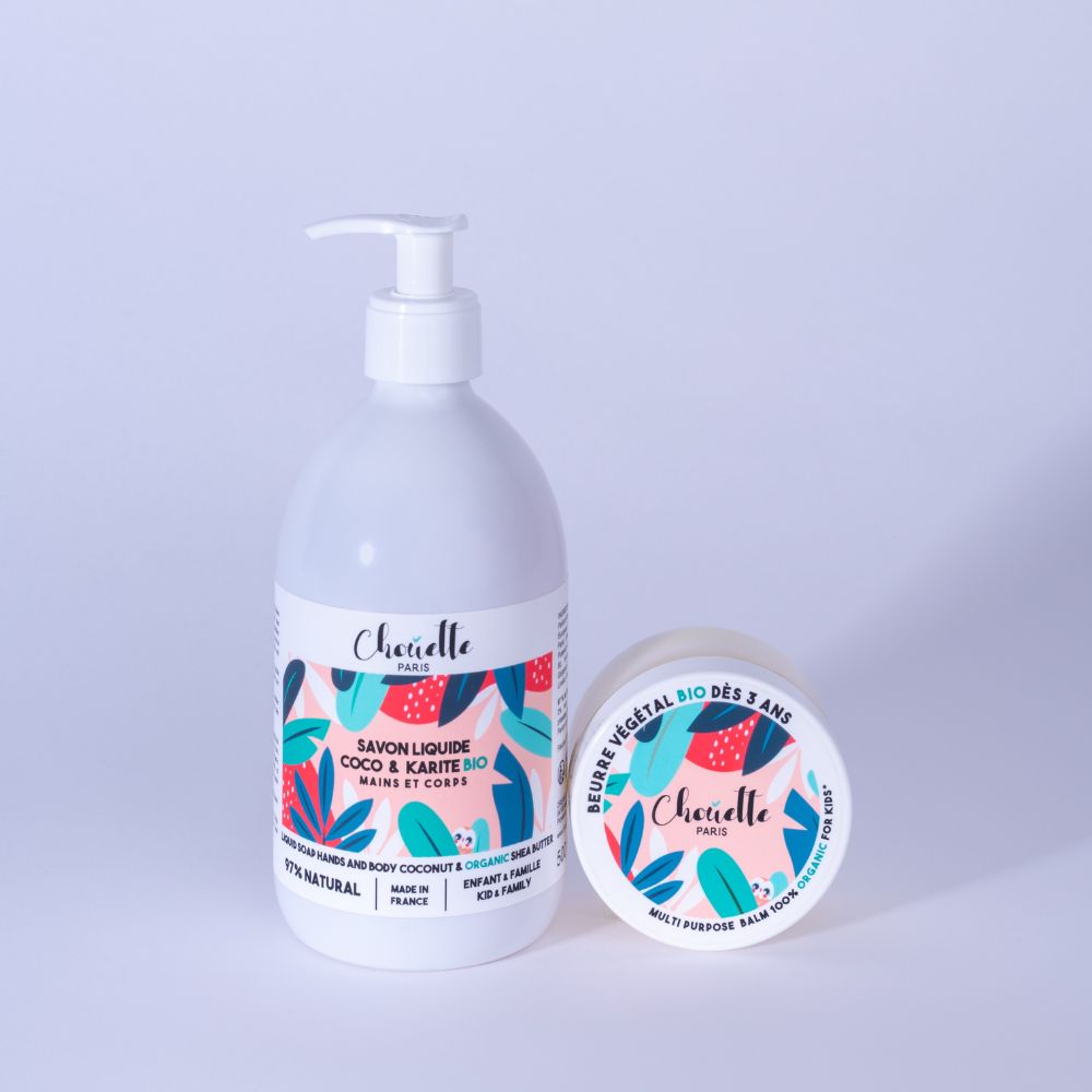 Un flacon de savon liquide et un beurre de karité Chouette ensemble sur fond blanc
