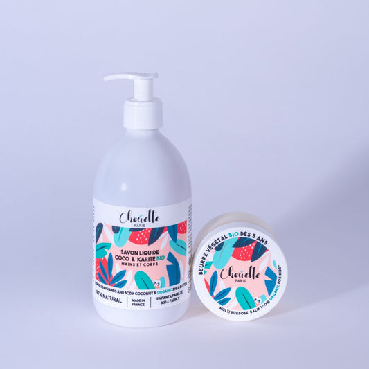 Un flacon de savon liquide et un beurre de karité Chouette ensemble sur fond blanc