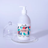 La savon liquide Choutte 97% naturel et adapté por la peau des enfants devant une cloche en verre