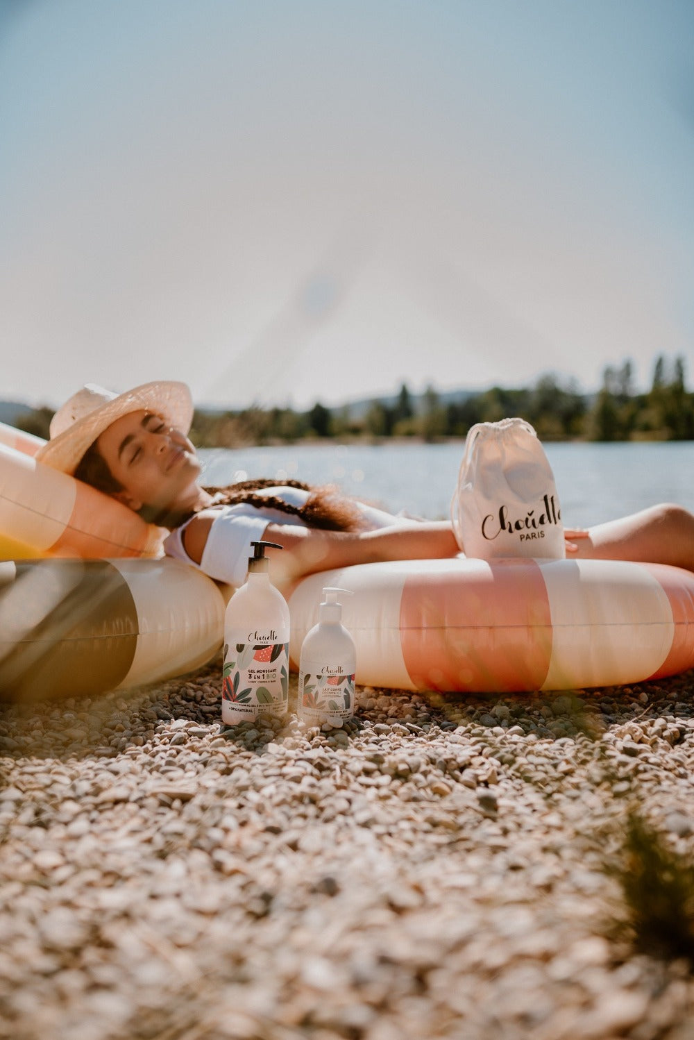 Jeune fille sur une bouée au bord de l eau qui prend le soleil