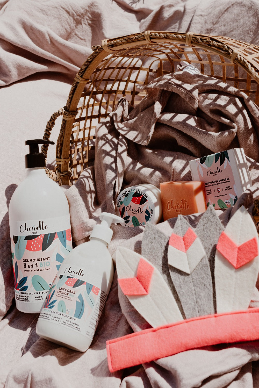La gamme de produits Chouette devant un panier et un accessoire pour enfants