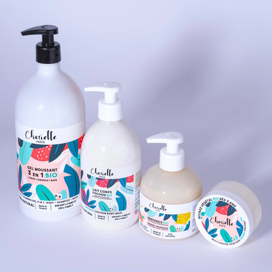 Quatre produits Chouette , Gel moussant, Lait corps, dentifrice et beurre , alignés et joli effet d'ombre