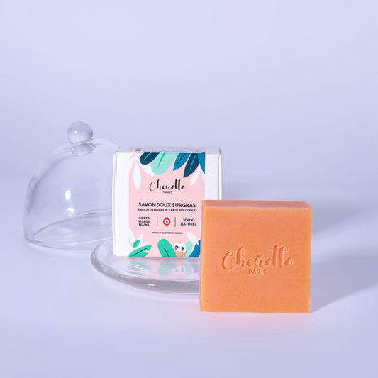 Savon surgras carré , etui devant une cloche en verre